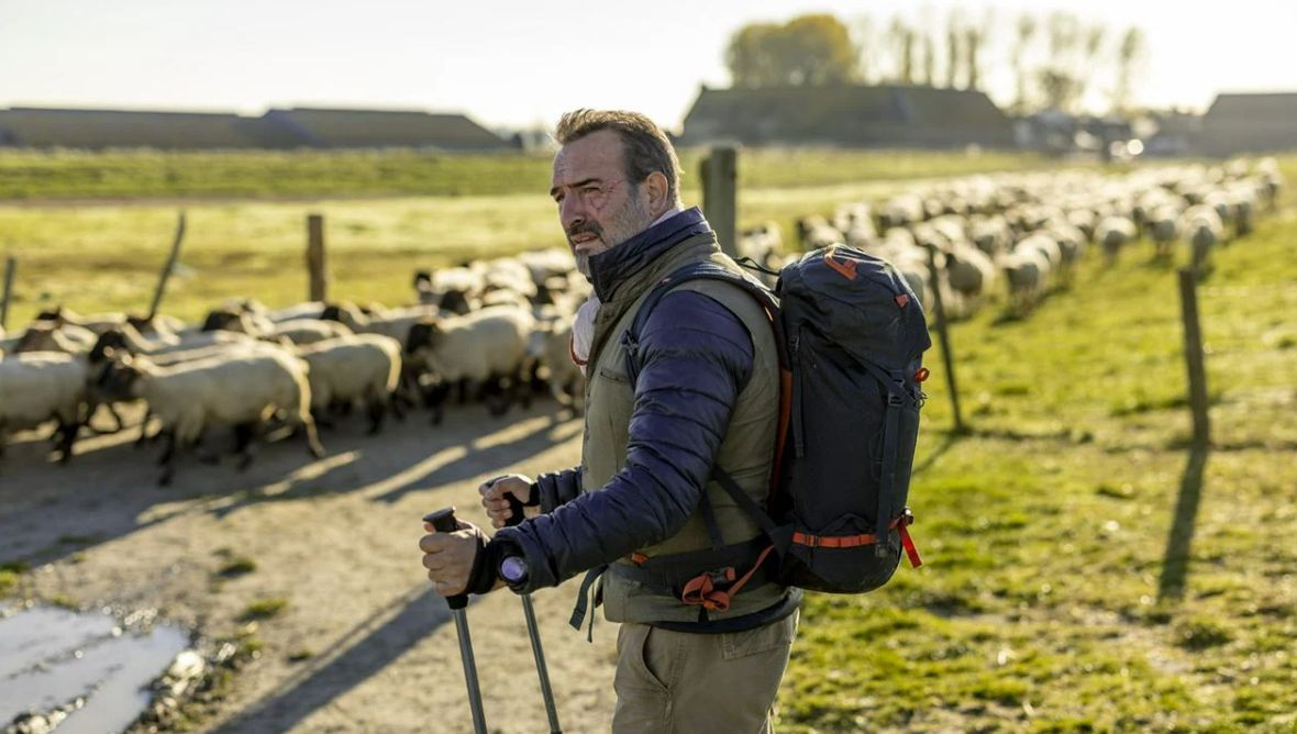 Sur les chemins noirs, porté par Jean Dujardin, est sorti en salle ce mercredi 