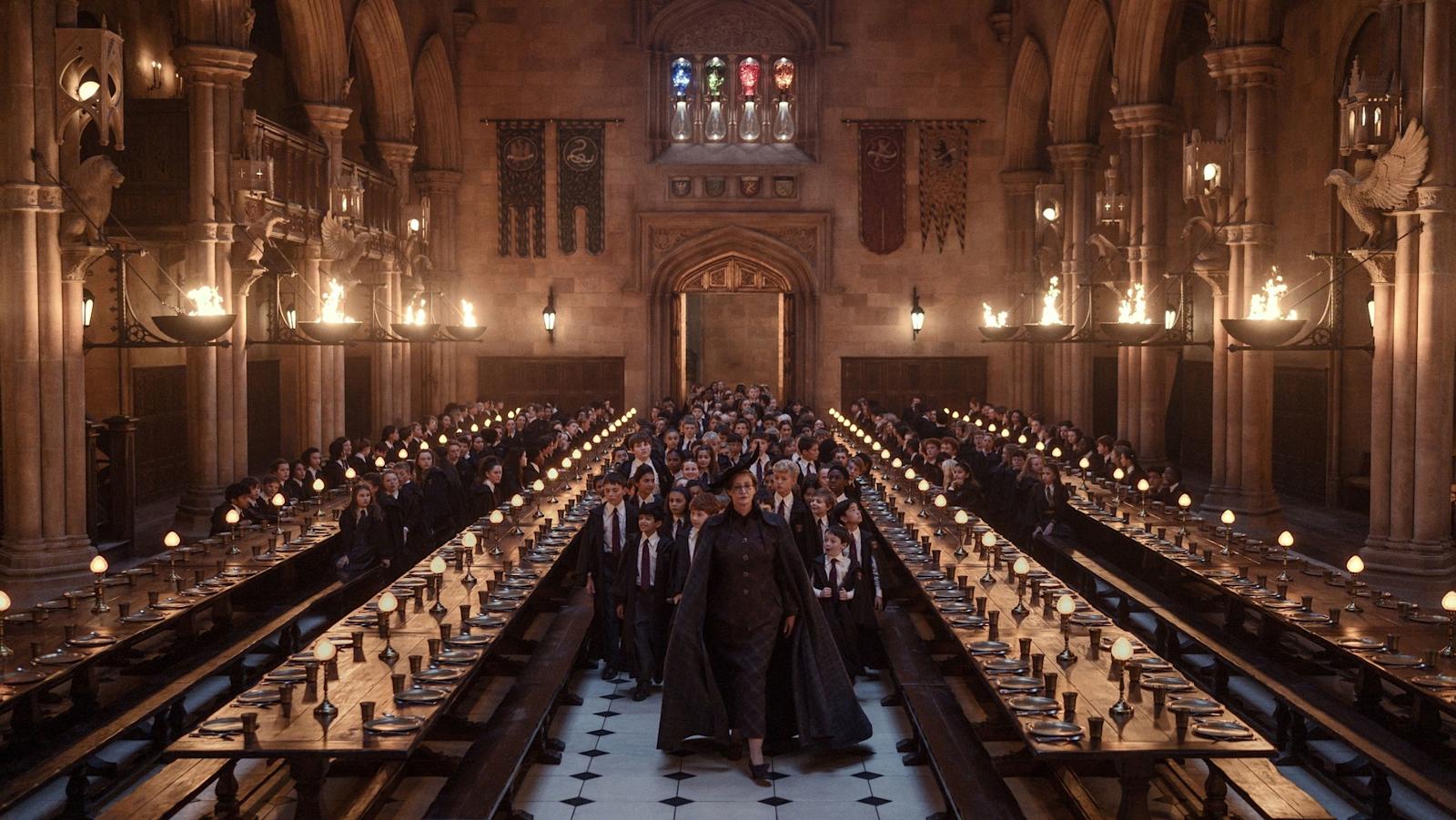 Janet McTeer en professeure McGonagall conduit les élèves de première année dans la Grande Salle de Poudlard pour la cérémonie de répartition